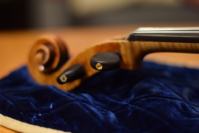 Violine, gelber Diamant im Wirbel